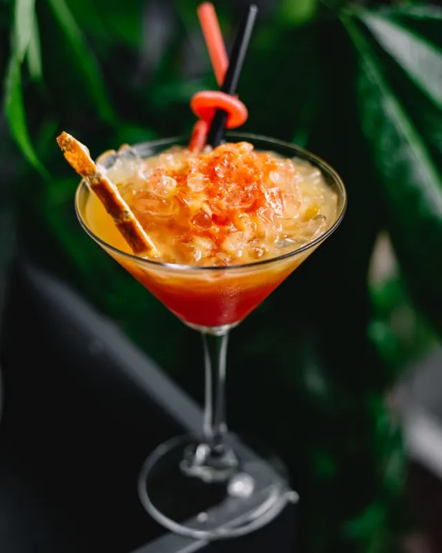 Cocktail à l’orange servi en verre à pied