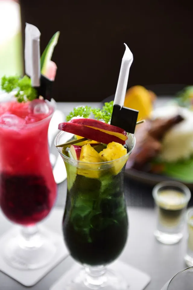 Cocktails de fruits garnis d’ananas et de pomme